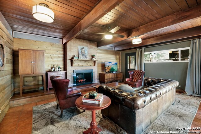 Listing photo id 10 for 611 Brightwood