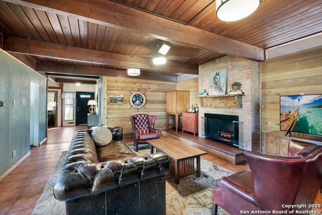 Listing photo id 11 for 611 Brightwood