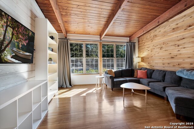 Listing photo id 13 for 611 Brightwood