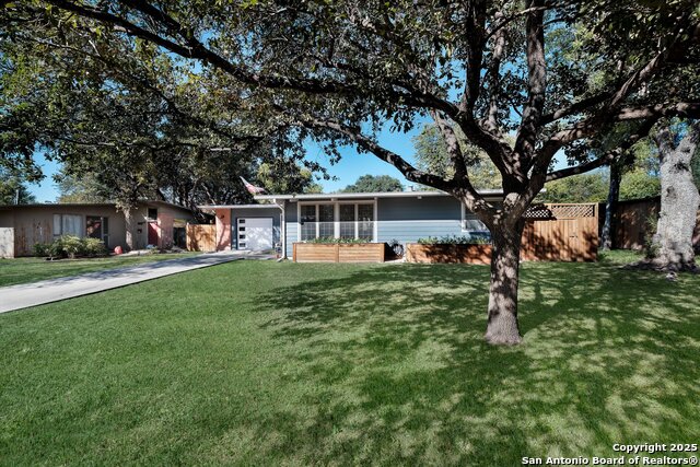 Listing photo id 2 for 611 Brightwood