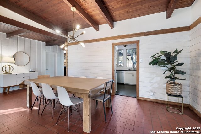 Listing photo id 3 for 611 Brightwood