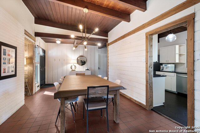 Listing photo id 4 for 611 Brightwood