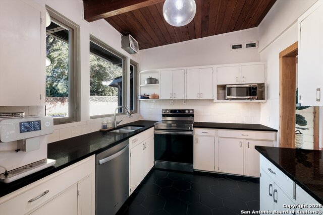 Listing photo id 7 for 611 Brightwood