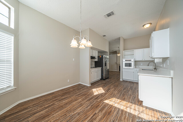 Image 10 of 33 For 9323 Valley Hedge