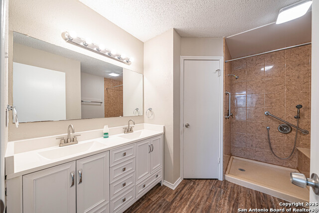 Image 21 of 33 For 9323 Valley Hedge