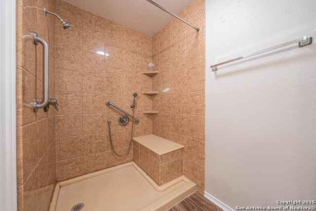 Image 22 of 33 For 9323 Valley Hedge