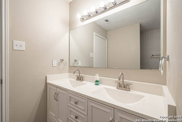 Image 23 of 33 For 9323 Valley Hedge