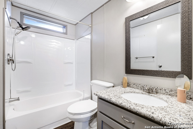 Image 21 of 24 For 18066 La Gloria Rd