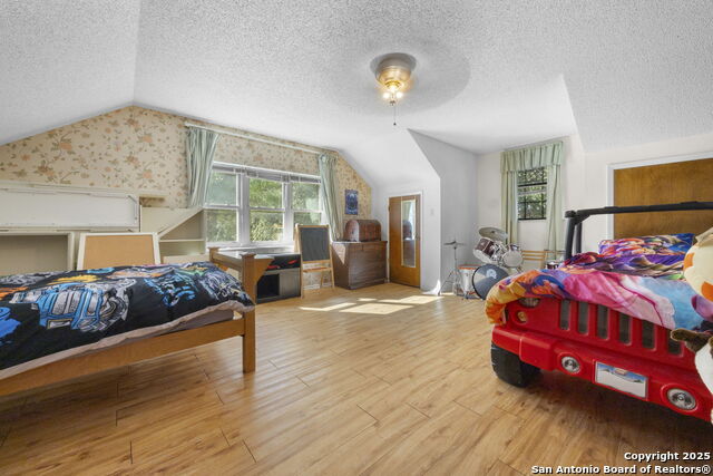 Listing photo id 4 for 2452 2nd St  