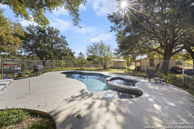 Listing photo id 5 for 2452 2nd St  