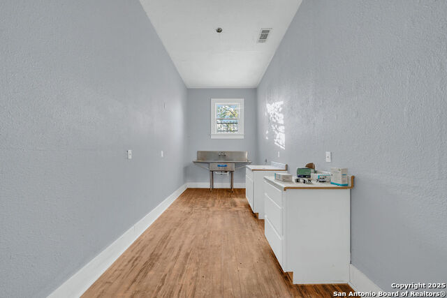 Image 10 of 26 For 1610 Commerce W