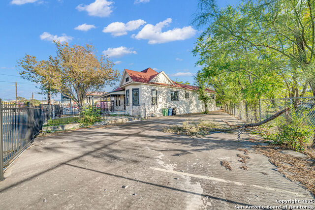 Image 3 of 26 For 1610 Commerce W