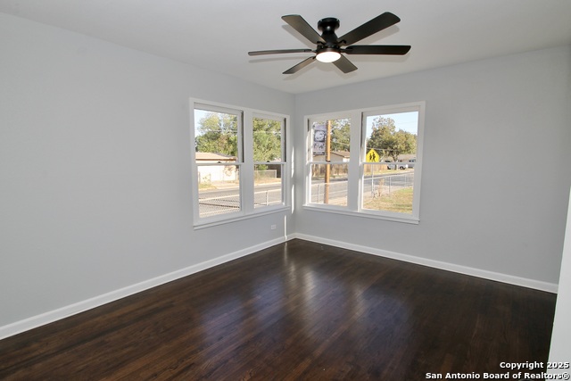 Listing photo id 11 for 516 Aviation