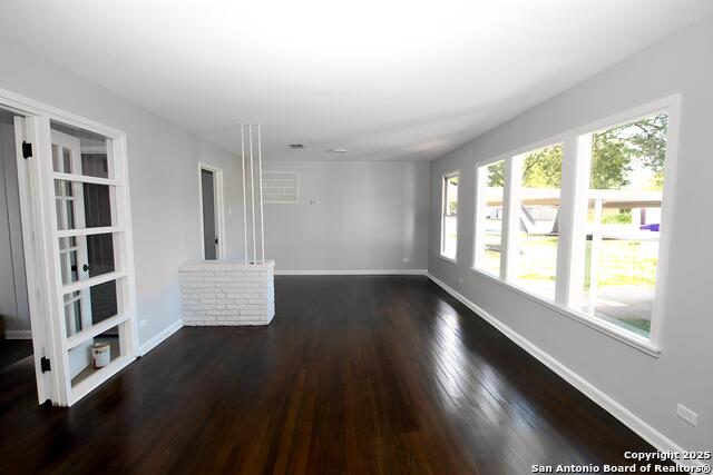 Listing photo id 1 for 516 Aviation