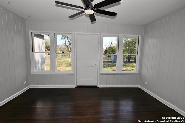 Listing photo id 3 for 516 Aviation