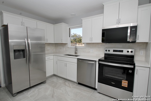 Listing photo id 5 for 516 Aviation