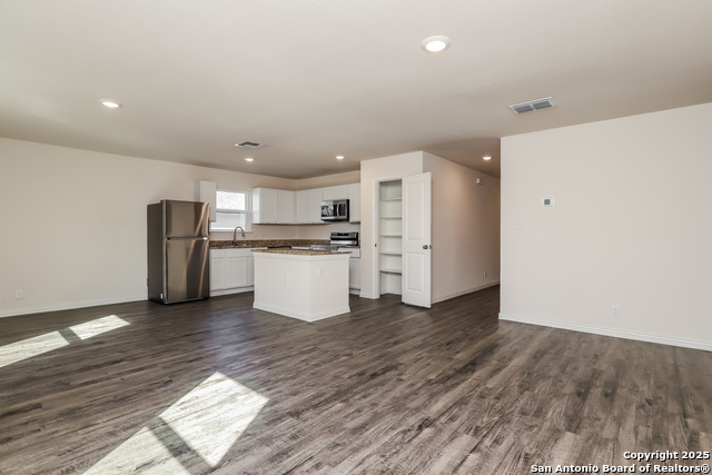 Image 6 of 21 For 1622 Saenz  