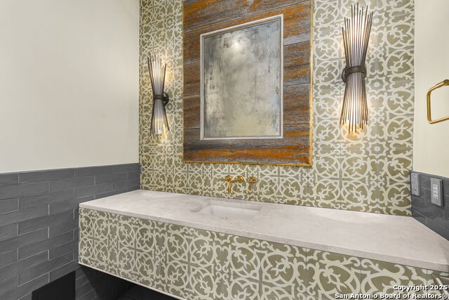 Listing photo id 40 for 116 Sendero Ridge