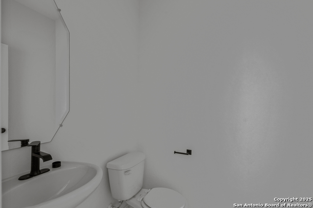 Image 33 of 39 For 4843 Whaler  