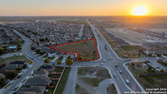 Listing photo id 0 for 909 Klein Road W