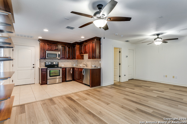 Image 23 of 33 For 18219 Mantle Dr