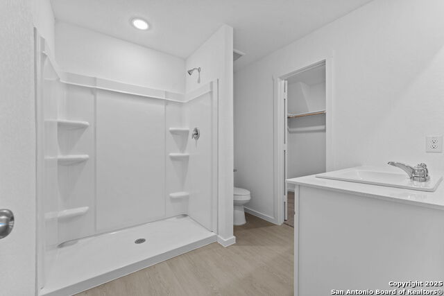 Image 19 of 22 For 2218 Collins Aly