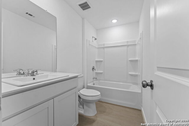 Image 4 of 22 For 2218 Collins Aly