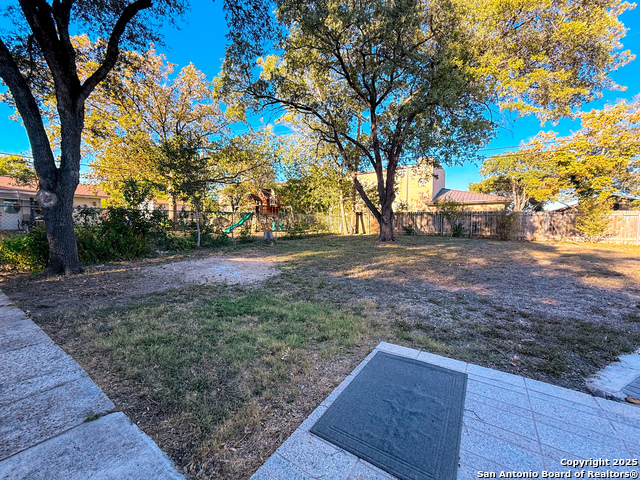 Image 33 of 42 For 10402 Redlawn