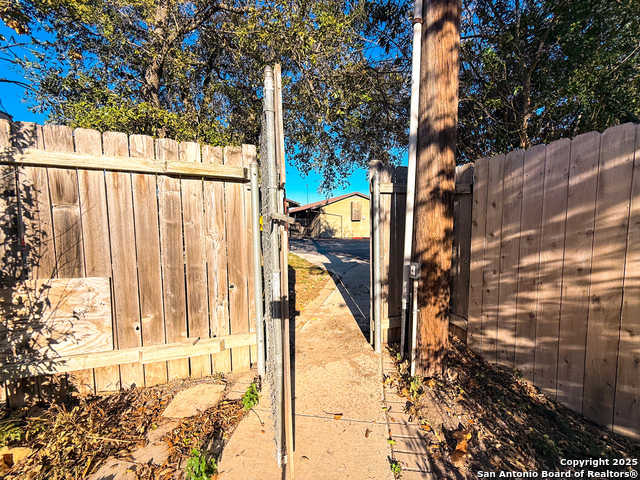 Image 37 of 42 For 10402 Redlawn