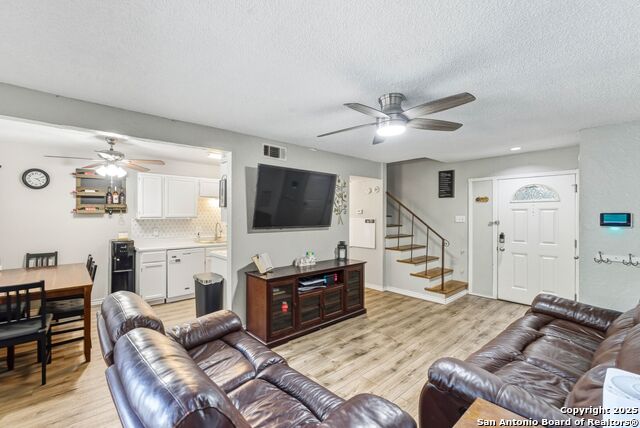 Listing photo id 9 for 9810 Wahada Ave