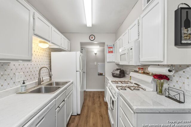 Listing photo id 12 for 9810 Wahada Ave