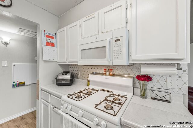 Listing photo id 13 for 9810 Wahada Ave