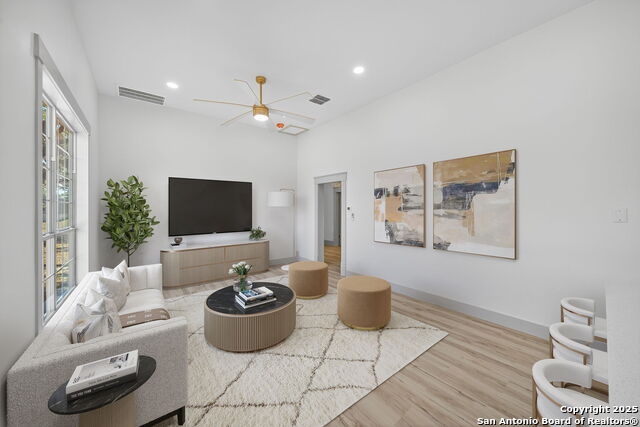 Listing photo id 9 for 904 17th  