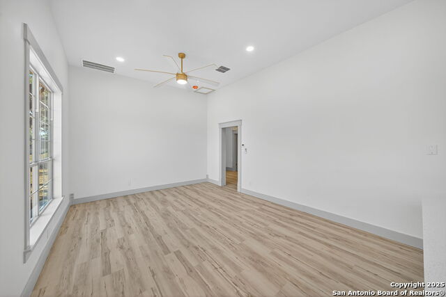 Listing photo id 11 for 904 17th  