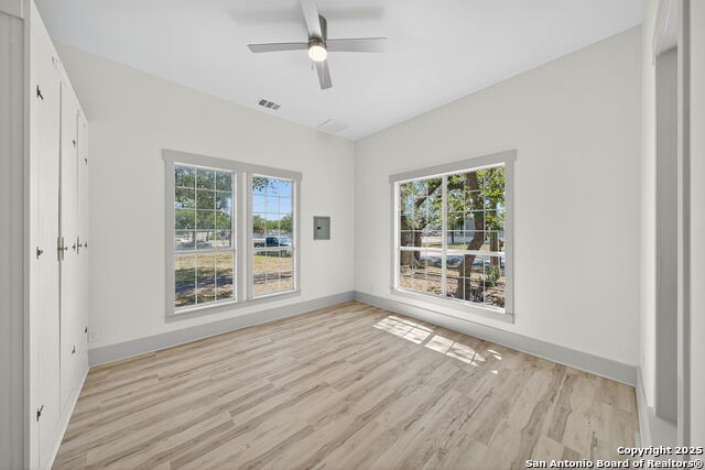 Listing photo id 20 for 904 17th  