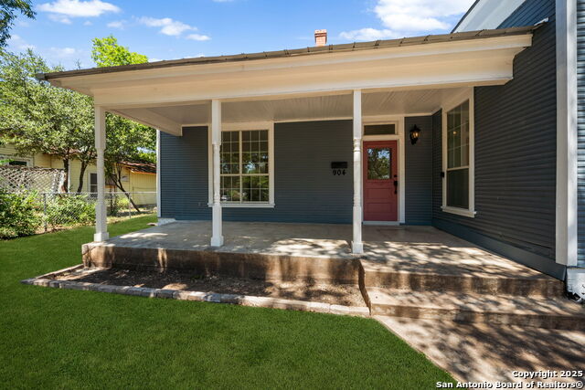 Listing photo id 28 for 904 17th  