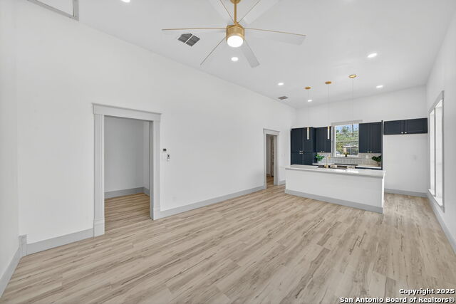 Listing photo id 5 for 904 17th  