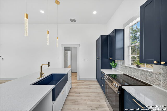 Listing photo id 7 for 904 17th  