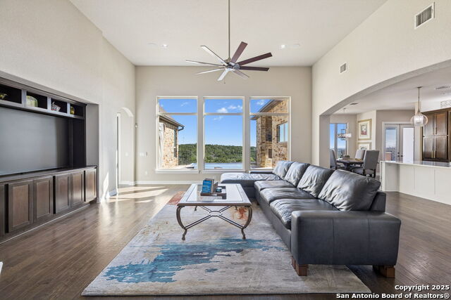 Listing photo id 2 for 7810 Vanity  