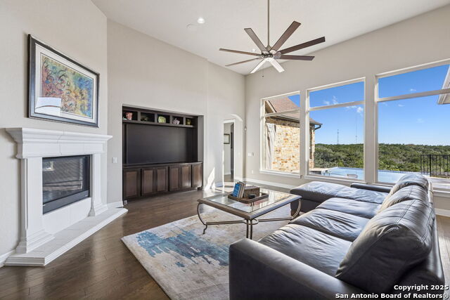 Listing photo id 3 for 7810 Vanity  