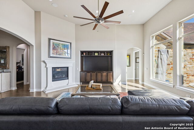 Listing photo id 4 for 7810 Vanity  