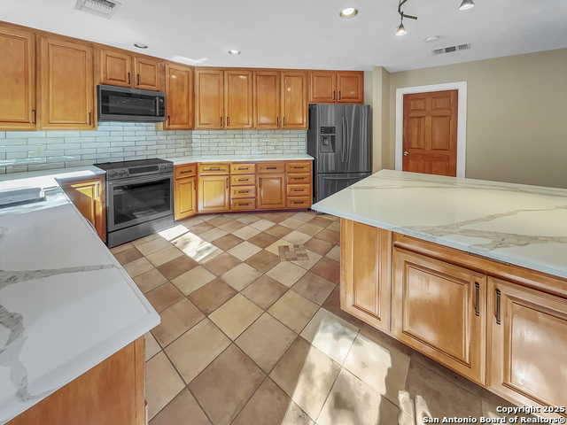 Listing photo id 8 for 14128 Emerald Hill