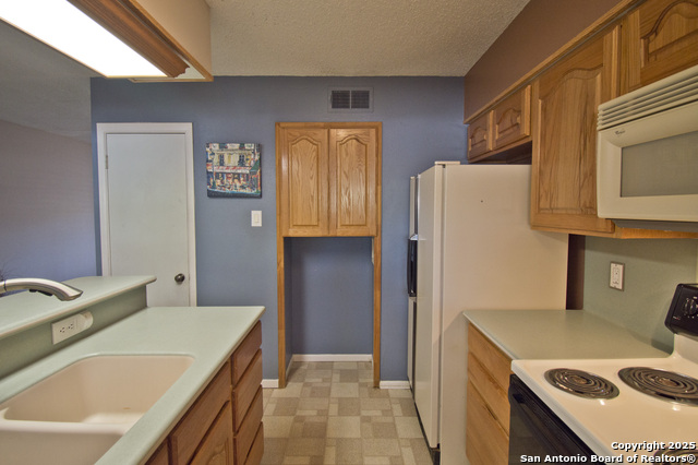 Image 11 of 30 For 6427 Wurzbach #4 4