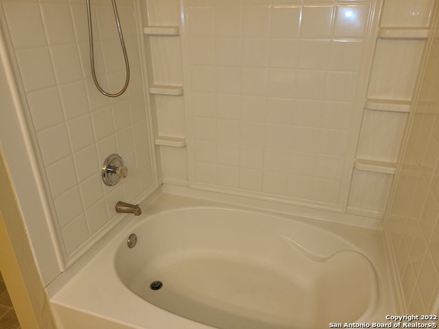 Image 14 of 21 For 112 Willow Run N