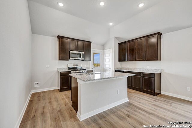 Listing photo id 8 for 6252 Persimmon Lake