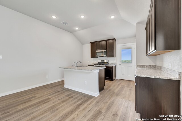 Listing photo id 9 for 6252 Persimmon Lake