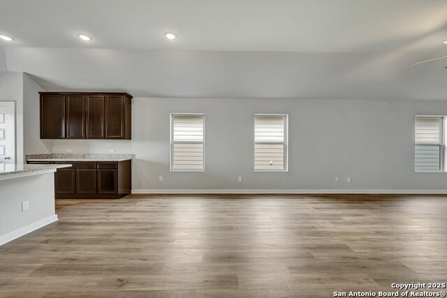 Listing photo id 6 for 6252 Persimmon Lake