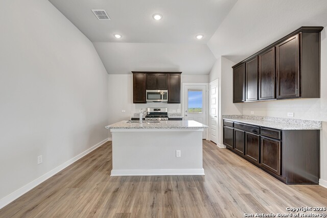 Listing photo id 7 for 6252 Persimmon Lake