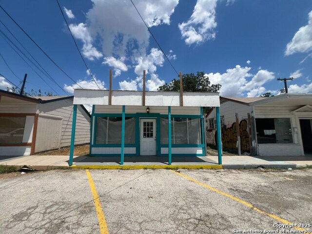 Listing photo id 0 for 1500 Fredericksburg Rd