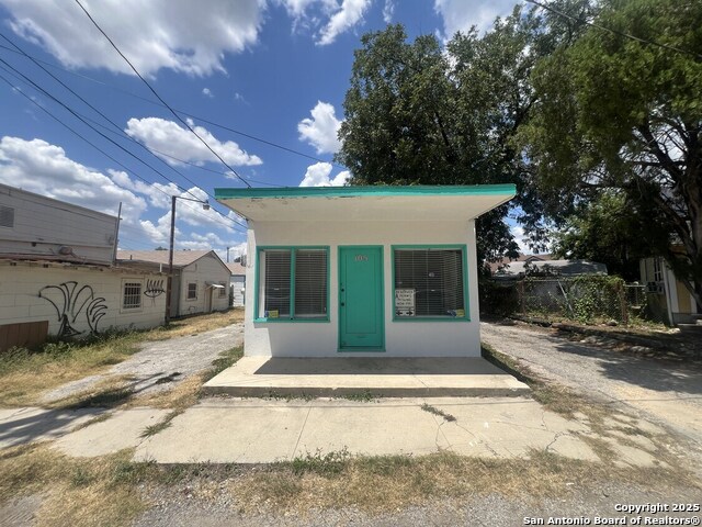 Listing photo id 1 for 1500 Fredericksburg Rd